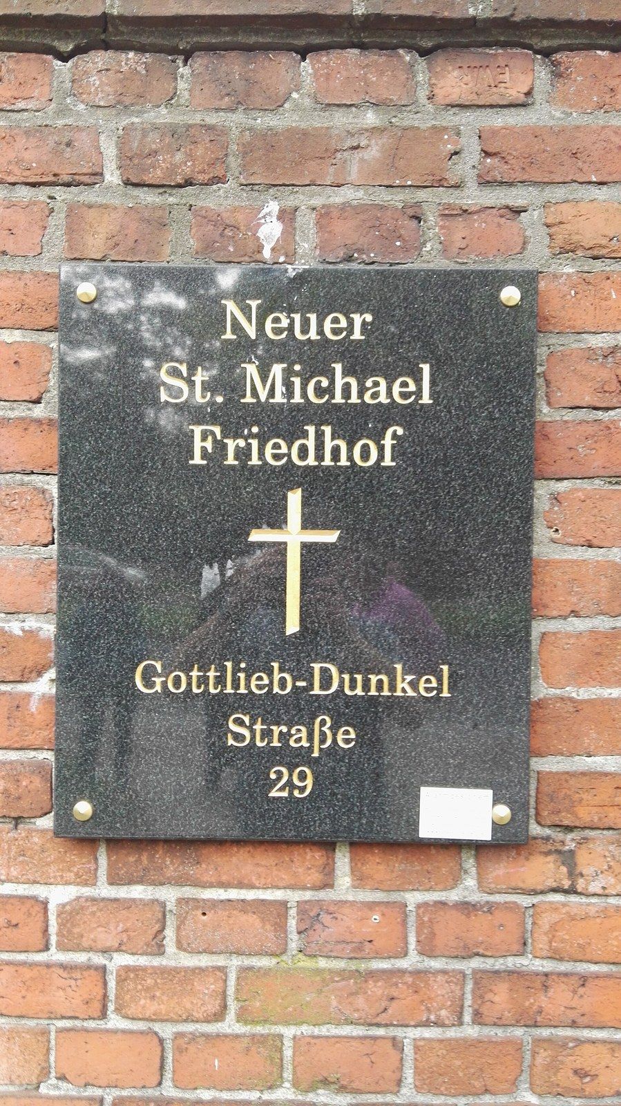 Friedhofsschild am Eingang, Gottlieb-Dunkel-Straße 29 – Neuer St.-Michael-Friedhof